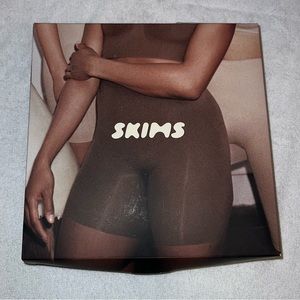 Skims (NEVER WORN) Sculpting Shorts in Brown. Size L/XL.